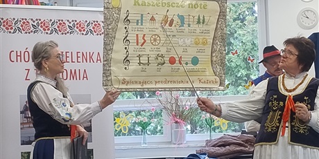 Powiększ grafikę: wystep-kaszubskiego-choru-strzelenka-z-tuchomia-682120.jpg