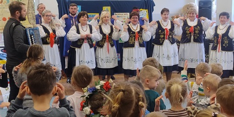 Powiększ grafikę: wystep-kaszubskiego-choru-strzelenka-z-tuchomia-682121.jpg