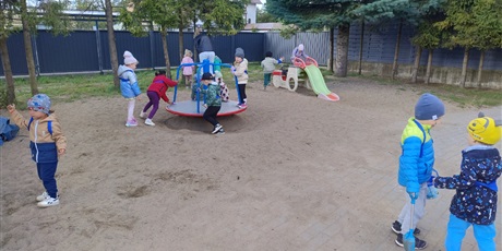 Powiększ grafikę: zabawy-na-placu-zabaw-641447.jpg