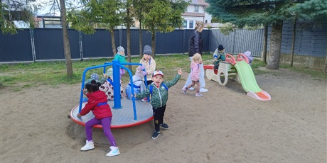 Powiększ grafikę: zabawy-na-placu-zabaw-641448.jpg