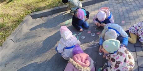 Powiększ grafikę: zabawy-na-placu-zabaw-643250.jpg