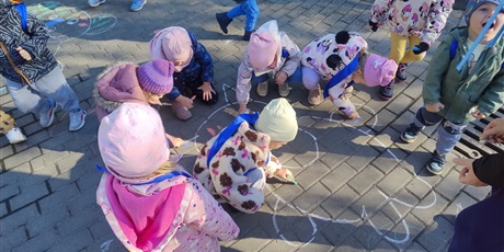 Powiększ grafikę: zabawy-na-placu-zabaw-643251.jpg