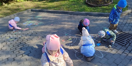 Powiększ grafikę: zabawy-na-placu-zabaw-643252.jpg