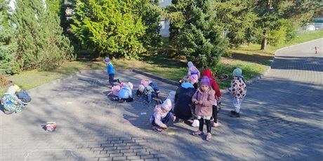 Powiększ grafikę: zabawy-na-placu-zabaw-643253.jpg