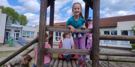 Powiększ grafikę: zabawy-na-podworku-przedszkolnym-i-spacery-617041.jpg