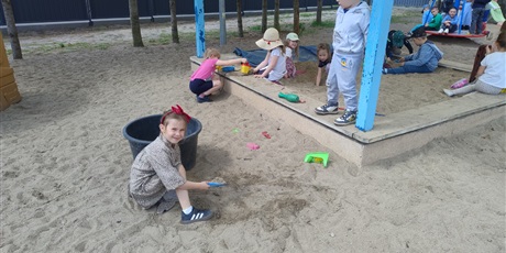 Powiększ grafikę: zabawy-na-podworku-przedszkolnym-i-spacery-617042.jpg