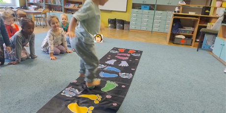 Powiększ grafikę: zabawy-ruchowe-i-umuzykalniajace-649805.jpg