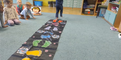 Powiększ grafikę: zabawy-ruchowe-i-umuzykalniajace-649806.jpg