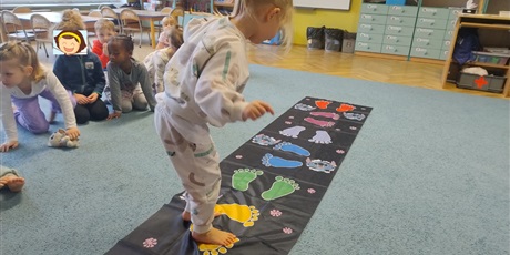 Powiększ grafikę: zabawy-ruchowe-i-umuzykalniajace-649807.jpg