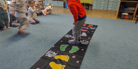 Powiększ grafikę: zabawy-ruchowe-i-umuzykalniajace-649809.jpg