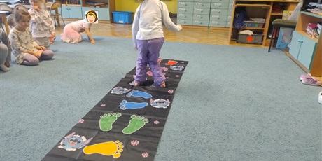 Powiększ grafikę: zabawy-ruchowe-i-umuzykalniajace-649810.jpg