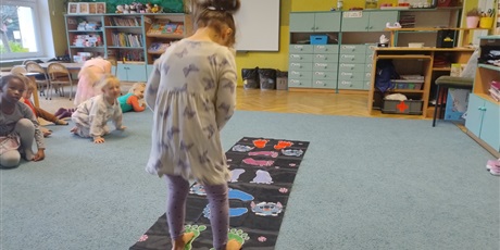 Powiększ grafikę: zabawy-ruchowe-i-umuzykalniajace-649811.jpg