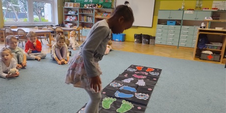 Powiększ grafikę: zabawy-ruchowe-i-umuzykalniajace-649812.jpg