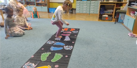 Powiększ grafikę: zabawy-ruchowe-i-umuzykalniajace-649813.jpg