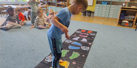 Powiększ grafikę: zabawy-ruchowe-i-umuzykalniajace-649815.jpg