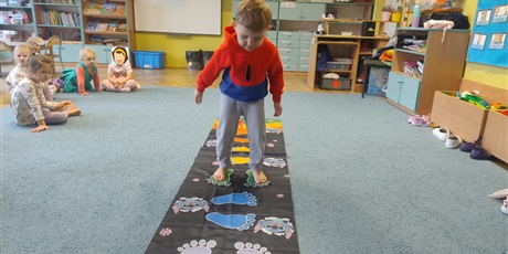 Powiększ grafikę: zabawy-ruchowe-i-umuzykalniajace-649817.jpg