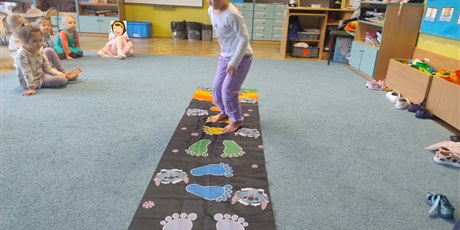 Powiększ grafikę: zabawy-ruchowe-i-umuzykalniajace-649818.jpg