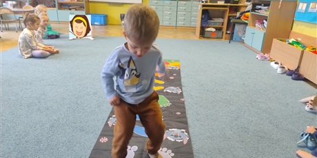 Powiększ grafikę: zabawy-ruchowe-i-umuzykalniajace-649819.jpg