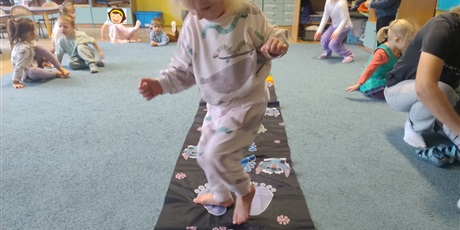 Powiększ grafikę: zabawy-ruchowe-i-umuzykalniajace-649821.jpg