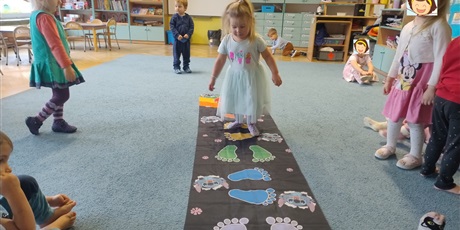 Powiększ grafikę: zabawy-ruchowe-i-umuzykalniajace-649823.jpg