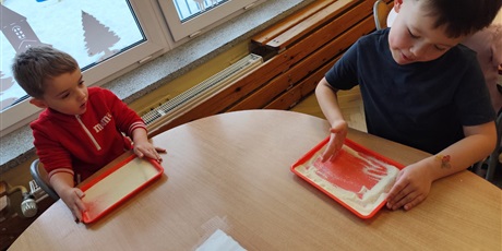 Powiększ grafikę: zabawy-sensoryczne-669727.jpg