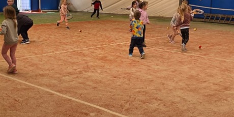 Zajęcia w szkole tenisa ziemnego