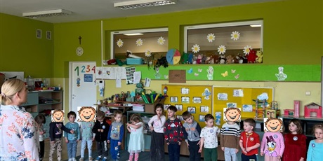 Powiększ grafikę: zajecia-z-okazji-swieta-konstytucji-3-maja-i-uroczyste-odspiewanie-hymnu-691068.jpg