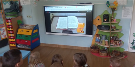 Powiększ grafikę: zajecia-z-okazji-swieta-konstytucji-3-maja-i-uroczyste-odspiewanie-hymnu-691121.jpg