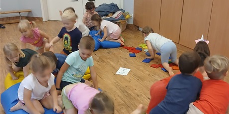 Powiększ grafikę: zajecia-z-pedagogiem-program-sensoryczna-zabawa-zmysly-udoskonala-innowacja-sensologoryka-dla-elfika-589187.jpg