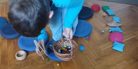 Powiększ grafikę: zajecia-z-pedagogiem-rewalidacja-terapia-pedagogiczna-i-program-sensoryczna-zabawa-zmysly-udoskonala-620885.jpg