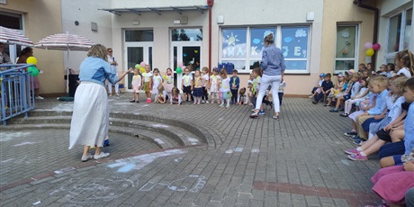 Powiększ grafikę: zakonczenie-roku-przedszkolnego-632035.jpg