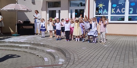 Powiększ grafikę: zakonczenie-roku-przedszkolnego-632039.jpg