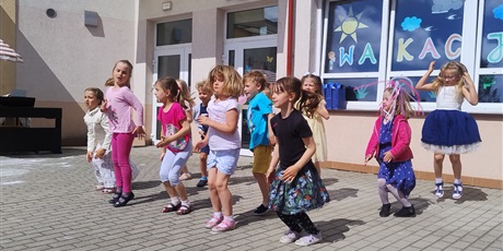 Powiększ grafikę: zakonczenie-roku-przedszkolnego-632054.jpg