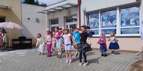 Powiększ grafikę: zakonczenie-roku-przedszkolnego-632056.jpg
