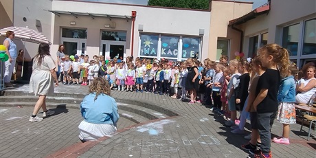 Powiększ grafikę: zakonczenie-roku-przedszkolnego-632064.jpg