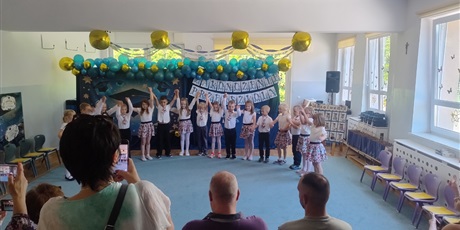 Powiększ grafikę: zakonczenie-roku-zerowka-706501.jpg