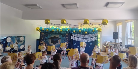 Powiększ grafikę: zakonczenie-roku-zerowka-706502.jpg