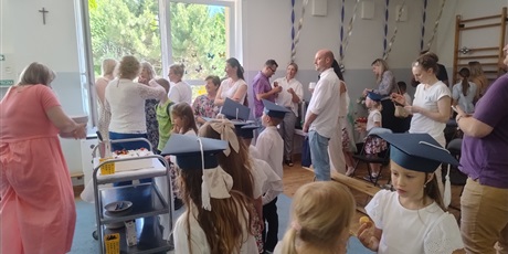 Powiększ grafikę: zakonczenie-roku-zerowka-706510.jpg