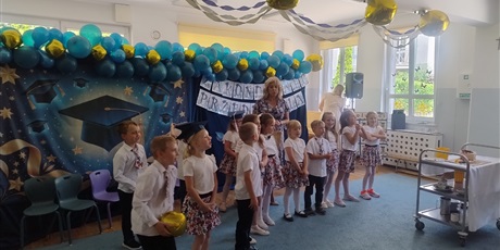 Powiększ grafikę: zakonczenie-roku-zerowka-706512.jpg