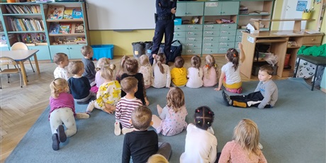 Powiększ grafikę: zawod-policjant-643210.jpg