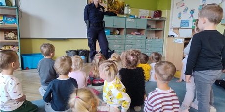 Powiększ grafikę: zawod-policjant-643211.jpg