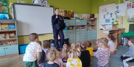 Powiększ grafikę: zawod-policjant-643215.jpg