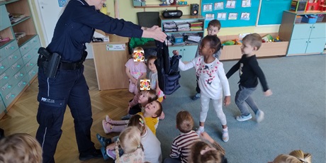 Powiększ grafikę: zawod-policjant-643217.jpg