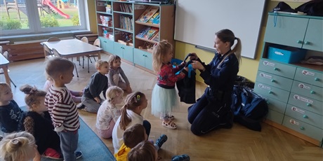 Powiększ grafikę: zawod-policjant-643220.jpg