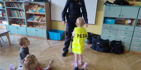 Powiększ grafikę: zawod-policjant-643223.jpg