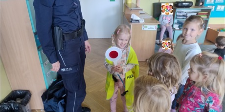 Powiększ grafikę: zawod-policjant-643226.jpg