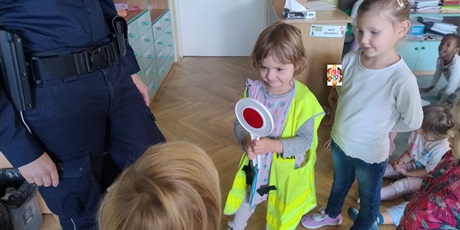 Powiększ grafikę: zawod-policjant-643227.jpg