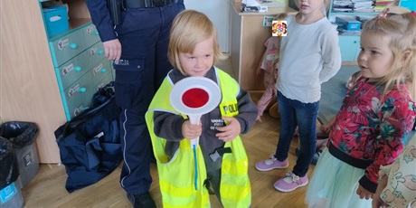 Powiększ grafikę: zawod-policjant-643228.jpg