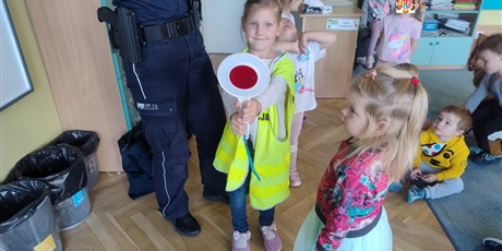 Powiększ grafikę: zawod-policjant-643230.jpg