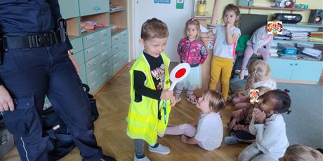 Powiększ grafikę: zawod-policjant-643235.jpg